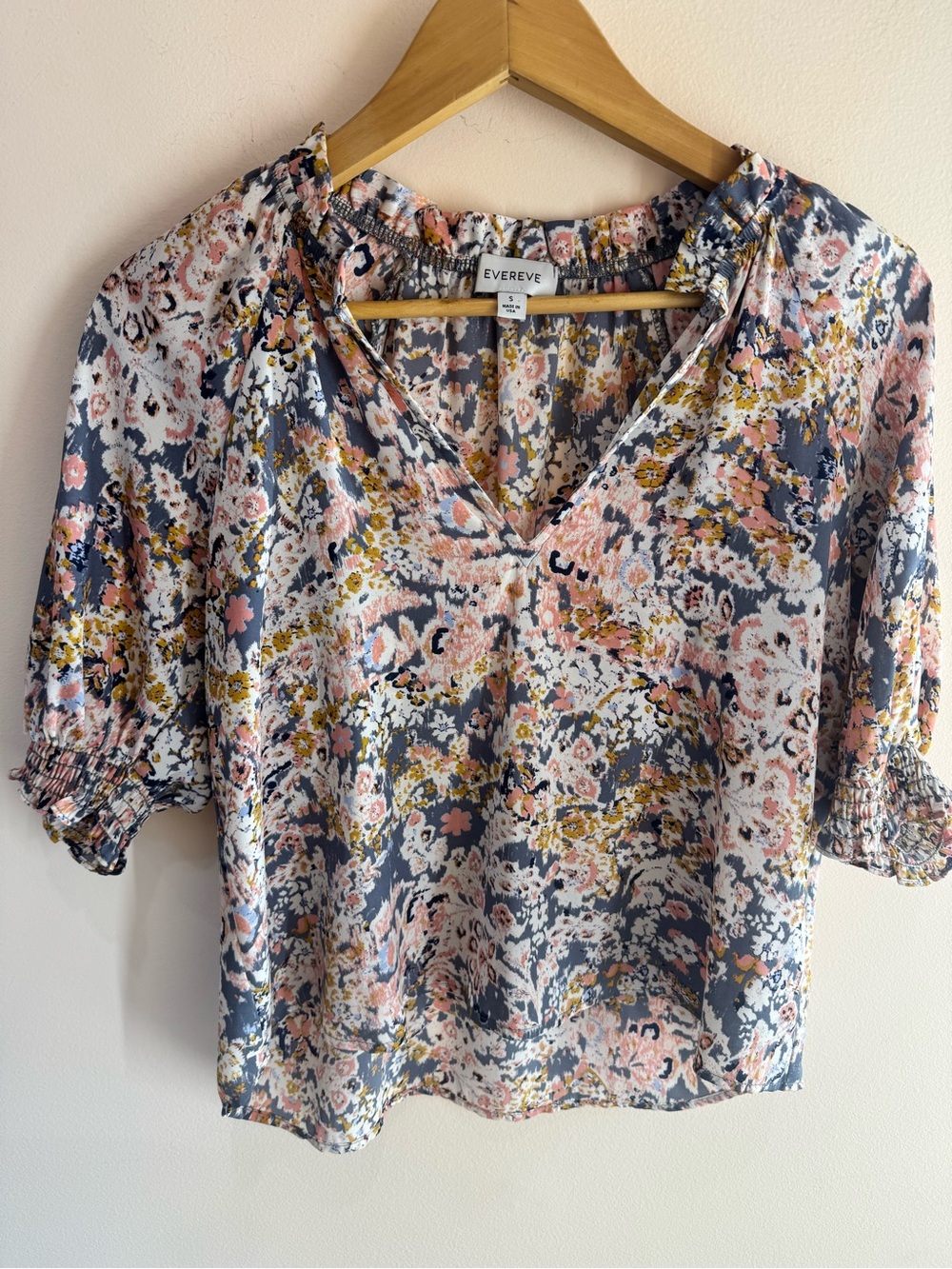 Evereve Floral V-Neck Short Puff Sleeve Blouse in Pink, Blue & Cream